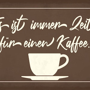 Könnte beinhalten: Eine braune Tafel mit weißem Text, der "Es ist immer Zeit für einen Kaffee." lautet. Der Text ist in einer kursivschrift. Unter dem Text befindet sich eine weiße Silhouette einer Kaffeetasse und eines Untertellers.