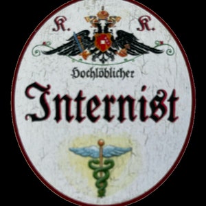 Peut inclure: Une pancarte ovale blanche avec une bordure rouge et un aspect vieilli. La pancarte représente un aigle noir avec un écu rouge et une couronne au sommet. Le texte "Hochlöblicher Internist" est écrit en écriture noire. Un serpent vert avec des ailes et un bâton se trouve en bas de la pancarte.