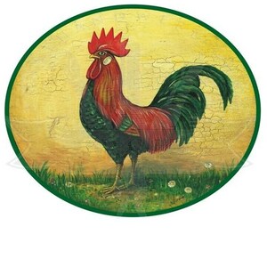 Può includere: Un gallo con cresta e bargigli rossi si trova su un campo erboso verde con fiori bianchi. Il gallo ha un corpo verde e rosso con una lunga coda verde. Lo sfondo è un ovale giallo con un effetto di vernice screpolata.