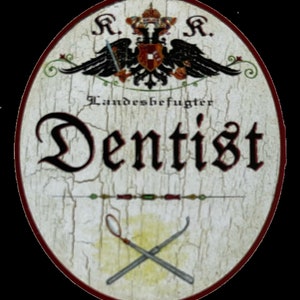 Può includere: Un cartello vintage di forma ovale con un bordo rosso e uno sfondo bianco. Il cartello recita "Dentist" in lettere di scrittura nera. Il cartello presenta anche un'aquila nera con una corona e uno scudo, e un paio di strumenti dentali incrociati.