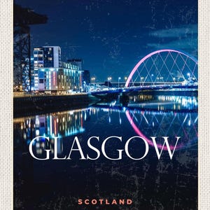 Könnte beinhalten: Nachtaufnahme von Glasgow, Schottland, mit einer Brücke, deren rosa Lichter sich im Wasser spiegeln. Das Wort "GLASGOW" ist zu sehen, darunter "SCOTLAND". Das Bild hat einen Vintage-Effekt mit einem strukturierten, dunkelblauen Himmel.