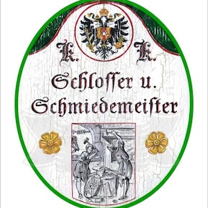 Puede incluir: Letrero ovalado de estilo vintage con borde verde y fondo blanco agrietado. El letrero presenta el texto "Schloffer u. Schmiedemeister" y una ilustración de herreros trabajando. Incluye un escudo de armas y detalles florales dorados.