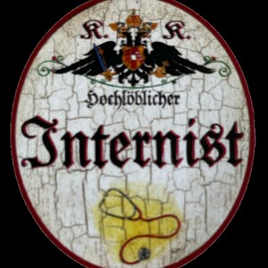 Könnte beinhalten: Ein weißes ovales Schild mit rotem Rand und einer rissigen Oberfläche. Das Schild zeigt ein schwarz-weißes Bild eines Stethoskops und den Text "Hochlöblicher Internist" in schwarzen Buchstaben.