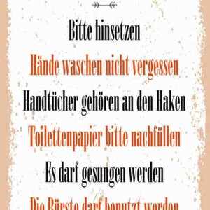 Könnte beinhalten: Ein Vintage-Poster mit dem Text "Toiletten Regeln" in einer dekorativen Schriftart. Das Poster listet Regeln für die Benutzung einer Toilette auf Deutsch auf, darunter "Bitte hinsetzen", "Hände waschen nicht vergessen" und "Fühl dich wie zu Hause".