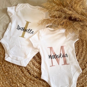 Babybody personalisiert mit Initial und Namen aus Baumwolle I verschiedene Farben I Geschenk zur Geburt I Babyparty I Schwangerschaft Bild 1