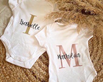 Babybody personalisiert mit Initial und Namen aus Baumwolle I verschiedene Farben I Geschenk zur Geburt I Babyparty I Schwangerschaft