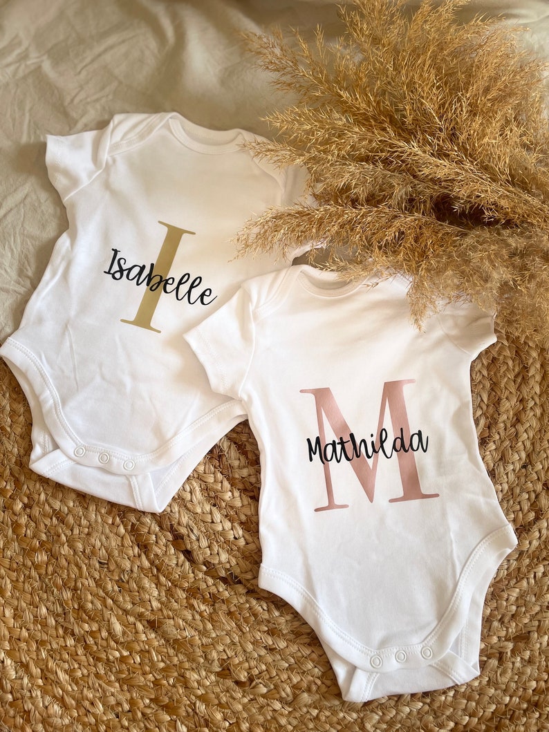 Babybody personalisiert mit Initial und Namen aus Baumwolle I verschiedene Farben I Geschenk zur Geburt I Babyparty I Schwangerschaft Bild 1