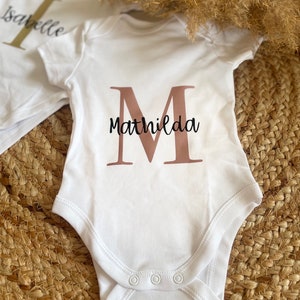 Babybody personalisiert mit Initial und Namen aus Baumwolle I verschiedene Farben I Geschenk zur Geburt I Babyparty I Schwangerschaft Bild 3