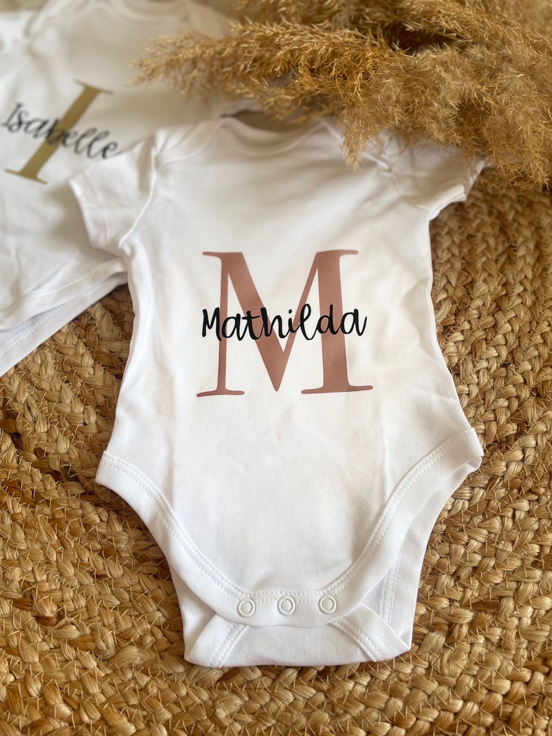 Babybody personalisiert mit Initial und Namen aus Baumwolle I verschiedene Farben I Geschenk zur Geburt I Babyparty I Schwangerschaft Bild 3