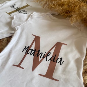 Babybody personalisiert mit Initial und Namen aus Baumwolle I verschiedene Farben I Geschenk zur Geburt I Babyparty I Schwangerschaft Bild 6