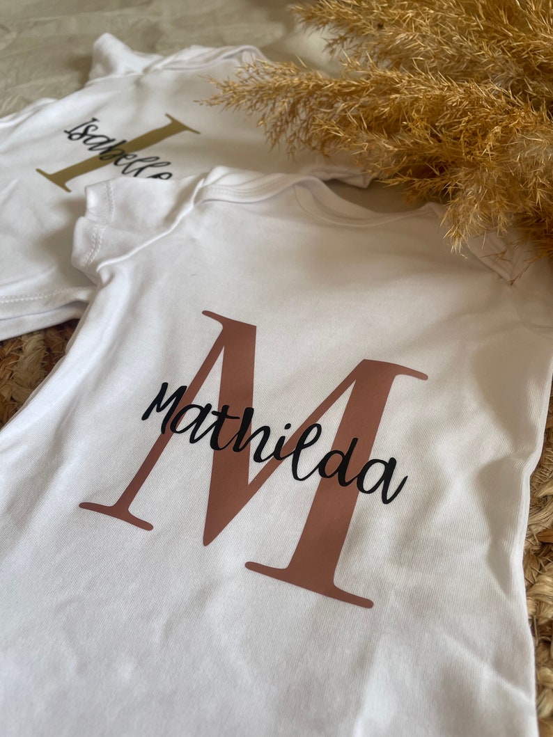 Babybody personalisiert mit Initial und Namen aus Baumwolle I verschiedene Farben I Geschenk zur Geburt I Babyparty I Schwangerschaft Bild 6