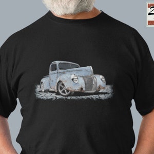 Klassisches LKW-Hemd mit blauem rostigem 40 Ford LKW - Vintage 1940 Ford Rat Rod Pick-up