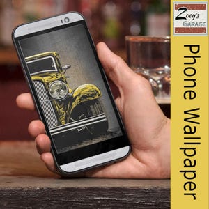 Può includere: Uno smartphone mostra un'illustrazione di un'auto d'epoca gialla su sfondo grigio. Il telefono è tenuto in mano, con un bicchiere di liquido visibile. Lo schermo del telefono è etichettato "Phone Wallpaper".