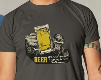 Beer Drinking Gorilla Unisex Jersey Tee - Cerveza - ¡es la razón por la que me levanto por la tarde! Mono de fiesta con jarra de cerveza. Versión de camisa ligera