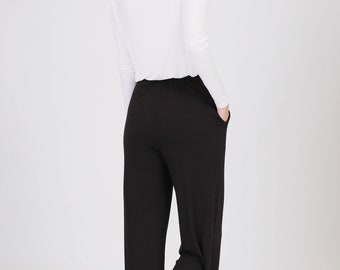 Elegantes pantalones palazzo de canalé en negro: pierna ancha con bolsillo lateral, pantalones cómodos y relajantes, resort y lounge