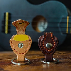パーソナライズされたレザーギターピックホルダーキーチェーン：ミュージシャンへのギフト