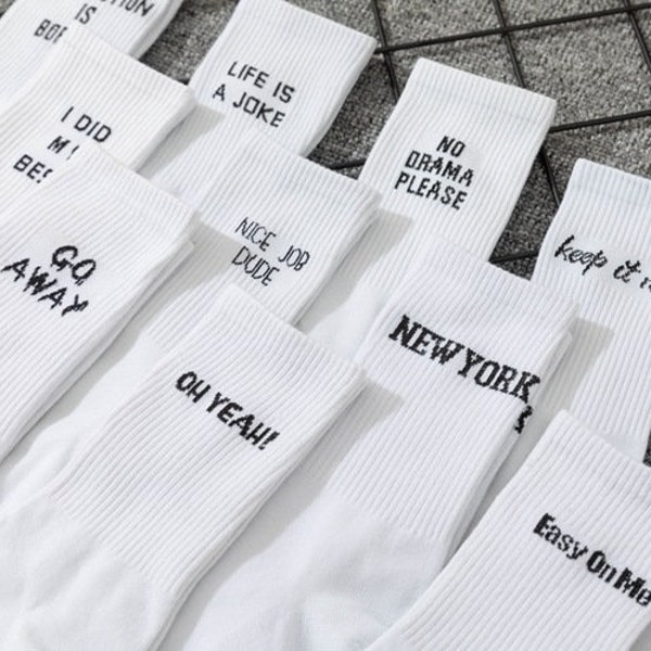 Lustige Unisex Sport Crew Socken mit Sprüchen Weiß Partnersocken mit Motiv Tennissocken Sneakersocken