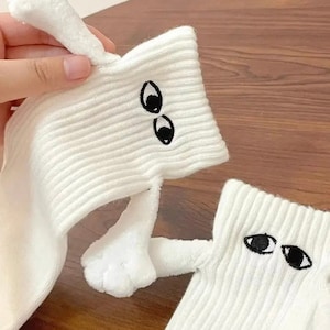 Gravurtech Lustige Socken mit Magnet Motiv Augen Unisex Motivsocken Pärchensocken Geschenk Freundschaftssocken Weiß Einheitsgröße Füße Bild 3