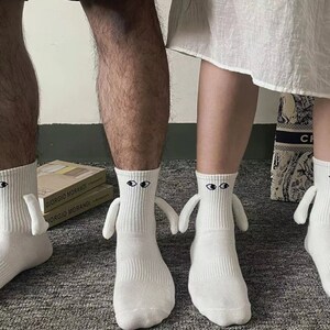 Gravurtech Lustige Socken mit Magnet Motiv Augen Unisex Motivsocken Pärchensocken Geschenk Freundschaftssocken Weiß Einheitsgröße Füße Bild 5