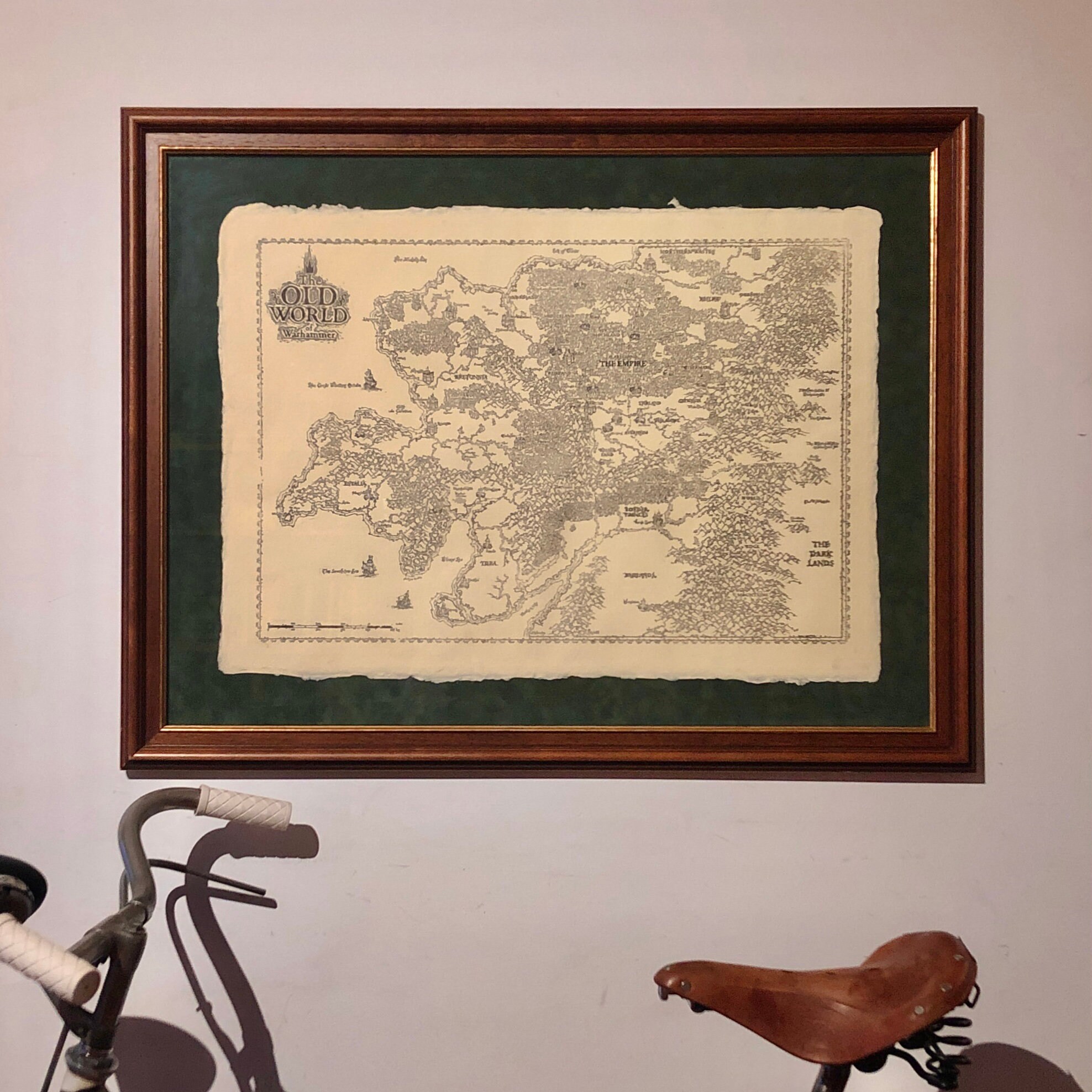 旧世界地図（ウォーハンマー） – 手描きのデッケルエッジ紙に手描き