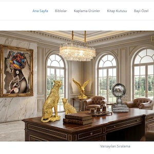 Pode incluir: Uma interface de site exibindo um interior de escritório de luxo com uma grande mesa de madeira, estátuas de leopardo douradas, uma escultura de águia dourada, um globo prateado e um retrato emoldurado de uma pessoa com lenço colorido.