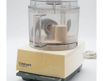 Processador de alimentos vintage Cuisinart DLC-8S Pro Custom de 11 xícaras, base bege com lâminas e tampa.