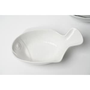Puede incluir: Un plato de cerámica blanco con forma de pez. El plato tiene un patrón de escamas detallado y un asa en forma de aleta. Ideal para servir aperitivos o snacks.