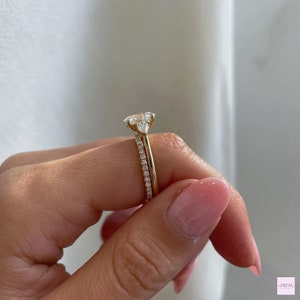 Conjunto de anillos nupciales de moissanita de talla ovalada de 2,50 quilates, conjunto de anillos de bodas de tres piedras Impresionante anillo de compromiso estilo trilogía con banda de eternidad a juego imagen 4