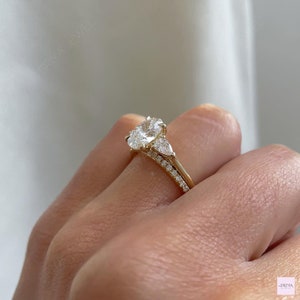 Conjunto de anillos nupciales de moissanita de talla ovalada de 2,50 quilates, conjunto de anillos de bodas de tres piedras Impresionante anillo de compromiso estilo trilogía con banda de eternidad a juego imagen 2