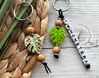 Monstera keychain, personalized keychain, pearl keychain, monstera leaf pendant, flower keychain