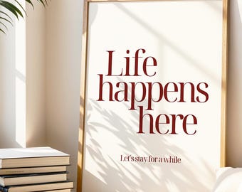 Life happens here Poster Kunstdruck für Wohnzimmer, Flur, Küche | Sprüche Poster  | Poster Schriftzug "Life happens here" Rot | Poster Rot