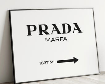 Prada Marfa Poster für Wohnzimmer, Flur, Küche | Sprüche Poster  | Poster Schriftzug | Poster Schwarz Weiß | Kunstdruck Bilder Wohnzimmer
