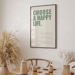 Pu&ograve; includere: Un poster motivazionale con cornice nera e sfondo beige. Il testo "CHOOSE A HAPPY LIFE." &egrave; in verde. Il poster include una citazione sul fare scelte che portano alla felicit&agrave;.