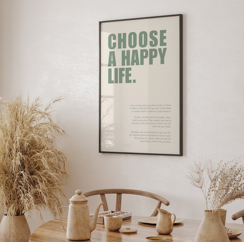 Pu&ograve; includere: Un poster motivazionale con cornice nera e sfondo beige. Il testo "CHOOSE A HAPPY LIFE." &egrave; in verde. Il poster include una citazione sul fare scelte che portano alla felicit&agrave;.