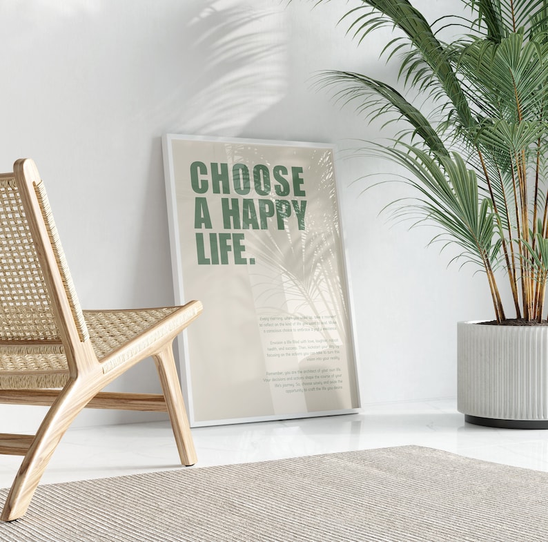 Pu&ograve; includere: Una stampa incorniciata con il testo "CHOOSE A HAPPY LIFE." in testo verde su uno sfondo beige. La stampa &egrave; appoggiata a un muro bianco accanto a una sedia in vimini e una pianta in vaso.