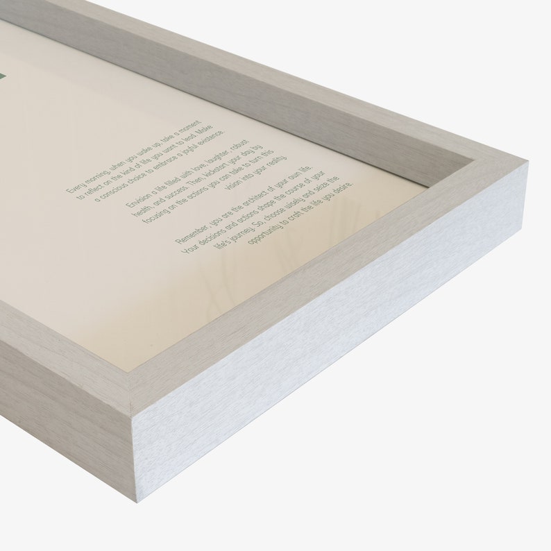 Pu&ograve; includere: Una stampa incorniciata con una cornice grigio chiaro e un passepartout bianco. La stampa presenta una citazione sull'importanza di fare scelte consapevoli nella vita. La citazione recita: "Ogni mattina al risveglio, prenditi un momento per riflettere sul tipo di vita che vuoi creare. &Egrave; una scelta consapevole abbracciare un'esistenza positiva. Immagina una vita piena di amore, risate, salute robusta e successo. Quindi puoi iniziare concentrandoti sulle azioni che puoi intraprendere per trasformare questa visione nella tua realt&agrave;. Ricorda, sei l'architetto della tua vita unica. Le tue decisioni e le tue azioni plasmano il corso della tua vita. &Egrave; il tuo viaggio. Quindi scegli saggiamente e cogli l'opportunit&agrave; di creare la vita che desideri."