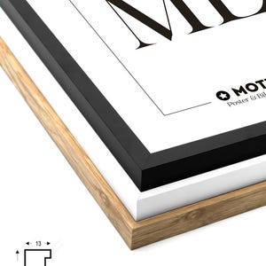 Puede incluir: Primer plano de una impresi&oacute;n enmarcada con el texto "Time" en letras negras sobre fondo blanco. El marco es de madera con un passe-partout blanco y negro.