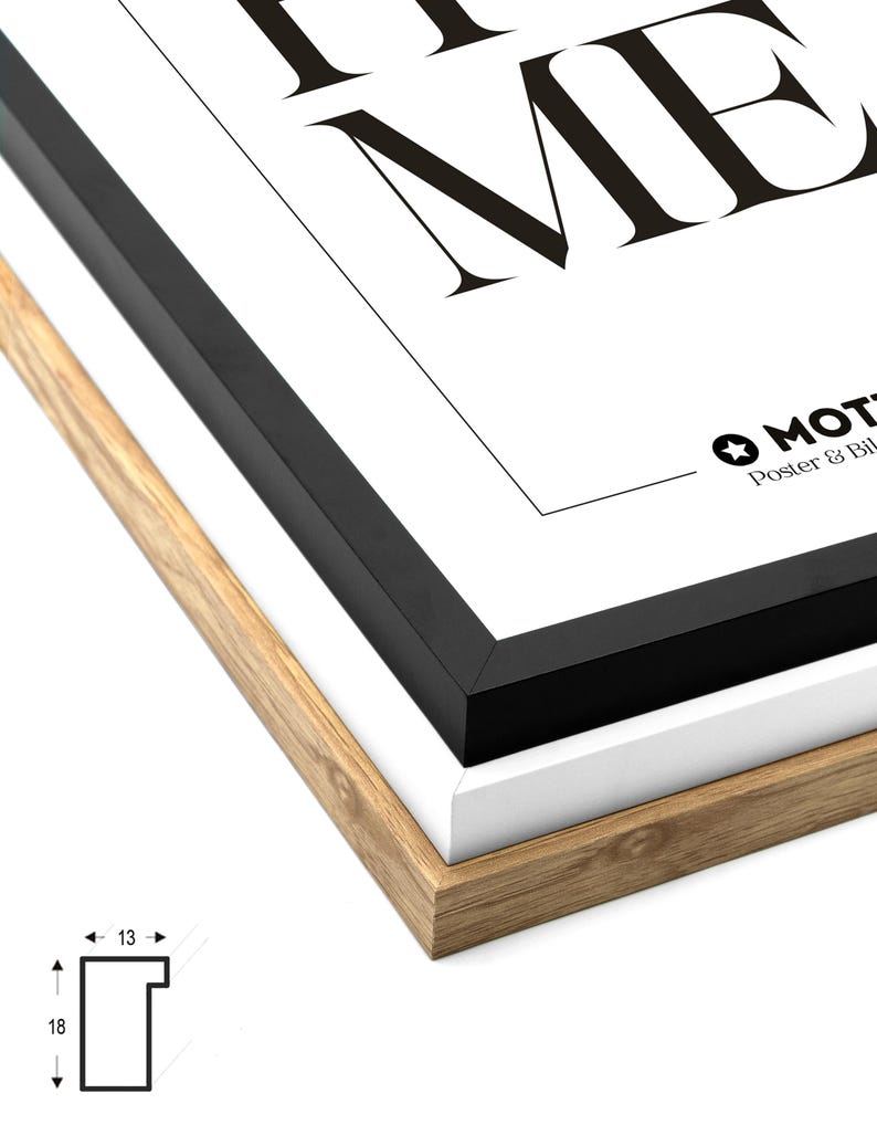 Puede incluir: Primer plano de una impresi&oacute;n enmarcada con el texto "Time" en letras negras sobre fondo blanco. El marco es de madera con un passe-partout blanco y negro.