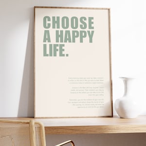 Pu&ograve; includere: Un poster motivazionale con uno sfondo beige chiaro e un testo verde sovrapposto. Il testo recita "CHOOSE A HAPPY LIFE." Il poster include anche una citazione sul fare scelte consapevoli per abbracciare un'esistenza gioiosa.
