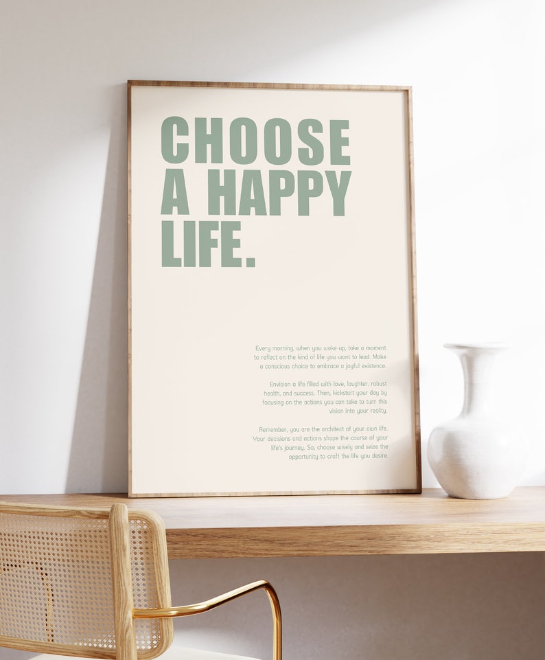Pu&ograve; includere: Un poster motivazionale con uno sfondo beige chiaro e un testo verde sovrapposto. Il testo recita "CHOOSE A HAPPY LIFE." Il poster include anche una citazione sul fare scelte consapevoli per abbracciare un'esistenza gioiosa.