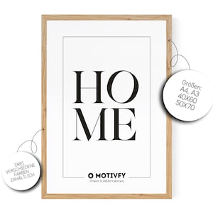 Könnte beinhalten: Ein gerahmtes Schwarzweiß-Poster mit dem Wort "HOME" in fetter, serifenloser Schrift. Das Poster ist in drei Farben und in den Größen A4, A3, 40x60 cm und 50x70 cm erhältlich. Das Poster stammt von der Marke "MOTIVFY".