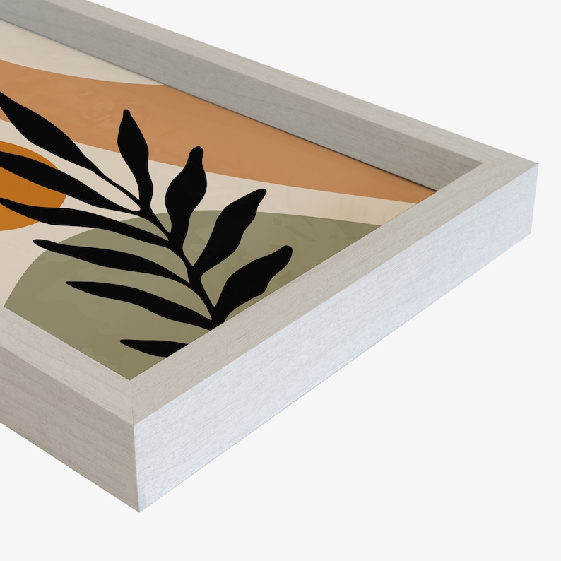Puede incluir: Una impresi&oacute;n abstracta enmarcada con un dise&ntilde;o de hoja negra sobre un fondo de formas naranja, marr&oacute;n y verde.