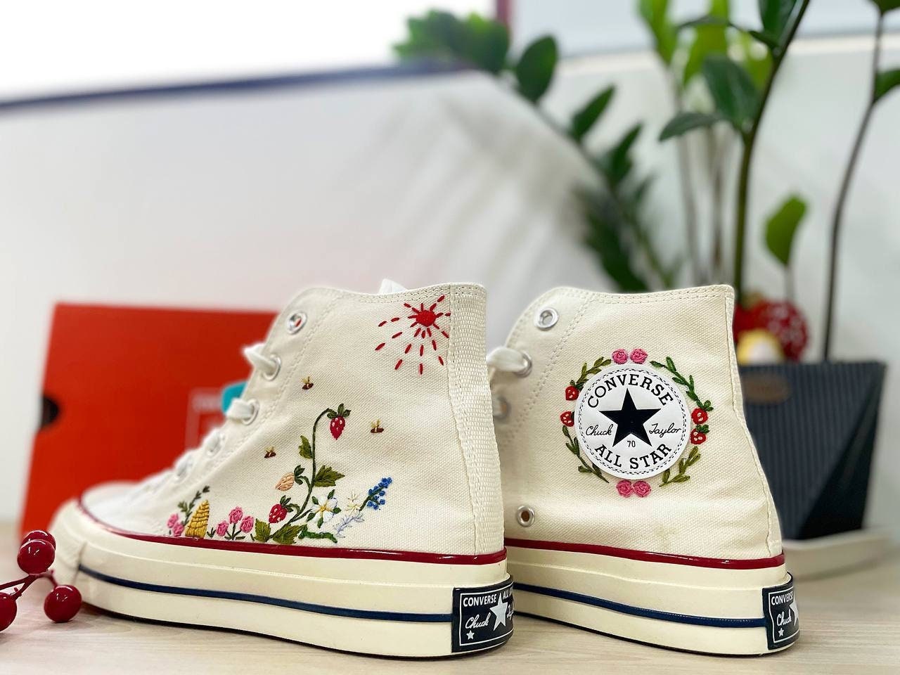 Melting tjene Maladroit Strawberry and Bees Embroidery Converse Hand Embroidery - Etsy