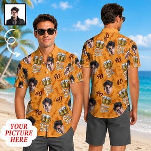 Puede incluir: Camisa naranja de manga corta con un estampado repetido de caras, jarras de cerveza y el número "40". La camisa también presenta el texto "Cheers to Beers". La camisa es usada por una persona en una playa.