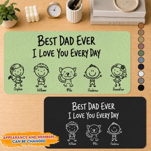Könnte beinhalten: Zwei rechteckige Schreibtischunterlagen mit strukturierter Oberfläche. Die obere Unterlage ist hellgrün und trägt den schwarzen Schriftzug "BEST DAD EVER I LOVE YOU EVERY DAY" über Strichzeichnungen von drei Kindern und einer Katze namens Sophia, William, Milo, Andrew und Jennifer.