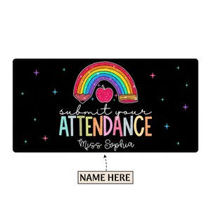 K&ouml;nnte beinhalten: Ein schwarzer Hintergrund mit einem Regenbogen-Bleistiftgummi und einem roten Apfel. Der Text "Submit your Attendance Miss Sophia" ist in Regenbogenfarben geschrieben. Der Text "NAME HERE" ist in einem wei&szlig;en Feld geschrieben.
