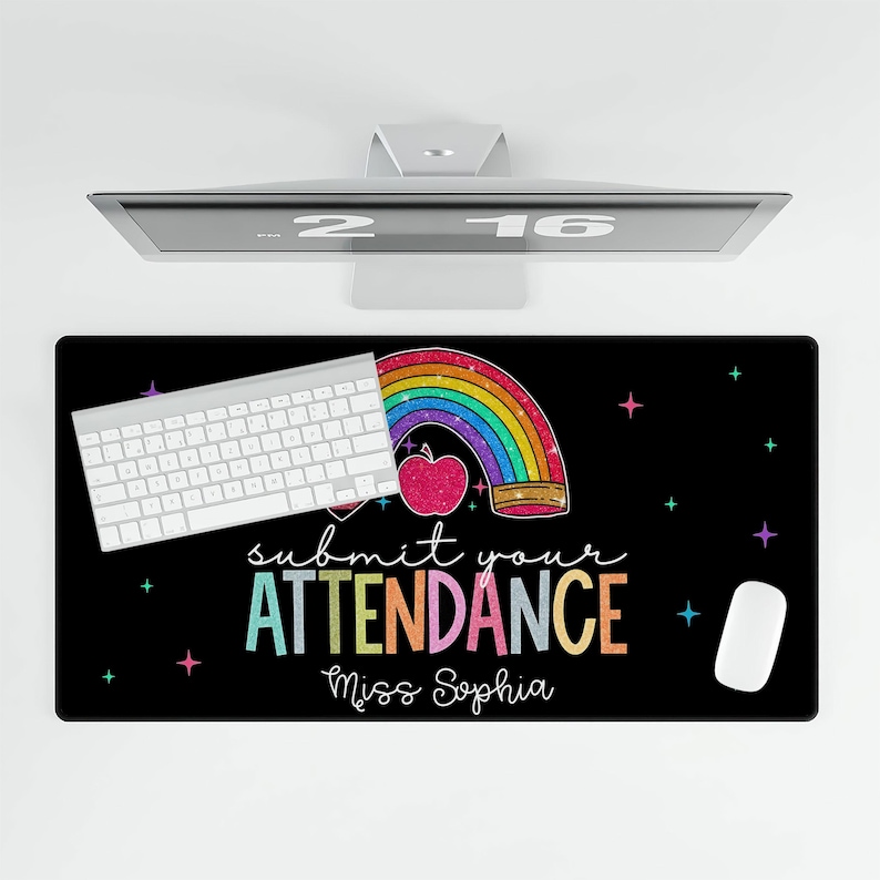 K&ouml;nnte beinhalten: Schwarze Schreibtischunterlage mit einem Regenbogen, einem Apfel und dem Text "Submit your Attendance Miss Sophia".