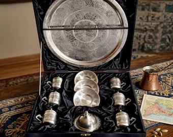 Juego de 6 tazas de cobre con caja de terciopelo chapada en peltre con estampado de uvas.