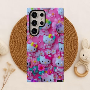Puede incluir: Una funda de teléfono rosa con un patrón repetido del personaje Hello Kitty, flores y lazos. La funda tiene un acabado brillante y un recorte para la cámara.