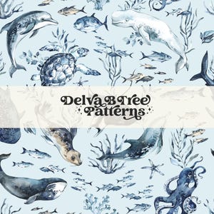 Puede incluir: Un patrón sin costuras con ilustraciones de acuarela de varias criaturas marinas, incluyendo ballenas, delfines, peces, tortugas marinas y un pulpo. El fondo es de color azul claro y el patrón es perfecto para telas, papel tapiz u otros proyectos creativos.